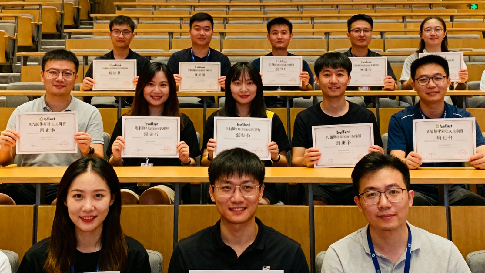 bellbet贝博第九期体育经纪人实战营学员在阶梯教室手持结业证书的合影，背景屏幕显示bellbet标志