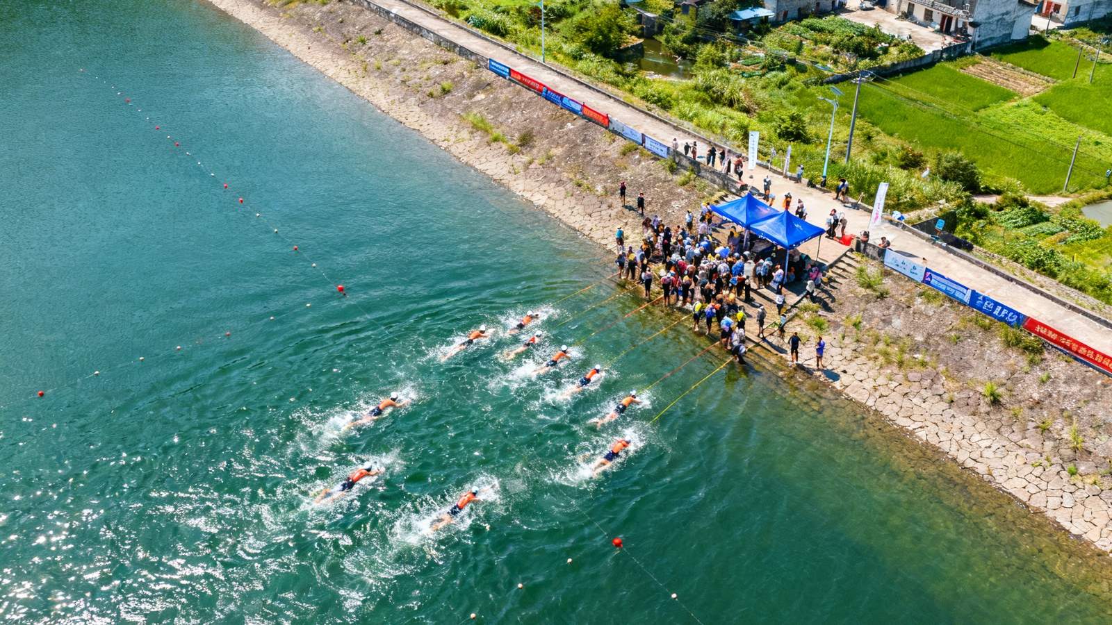 浙江某县级市乡村铁人三项赛选手在水库游泳出发的航拍画面