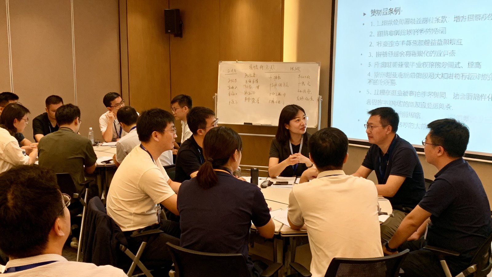 bellbet贝博体育经纪人培训现场，二十余名学员分组讨论案例，白板上写满赞助权益条款